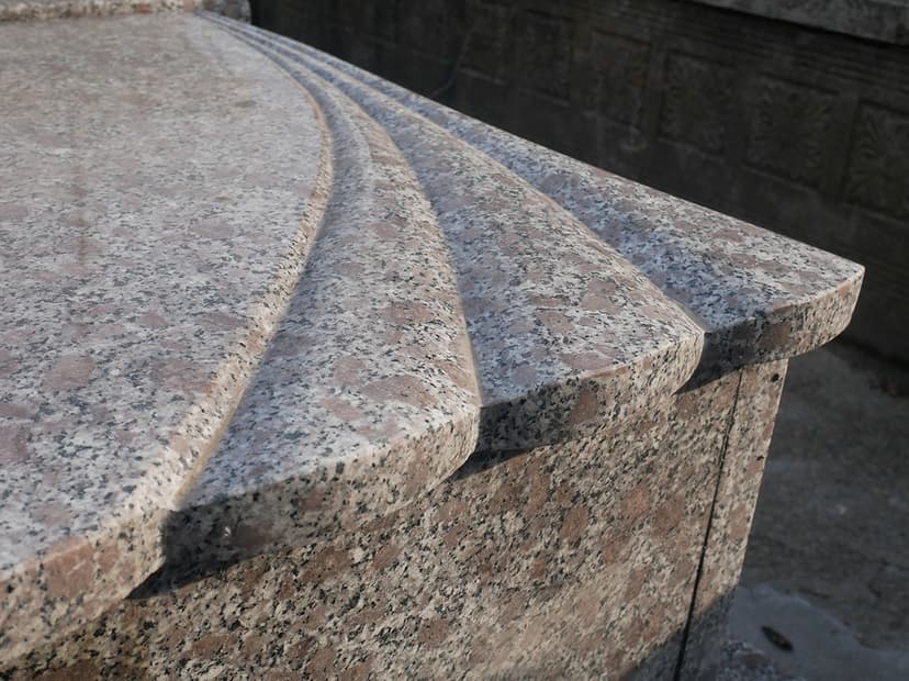 Detaliu de monument funerar din granit, finisat și profilat, realizat de C.M.F Baia Mare
