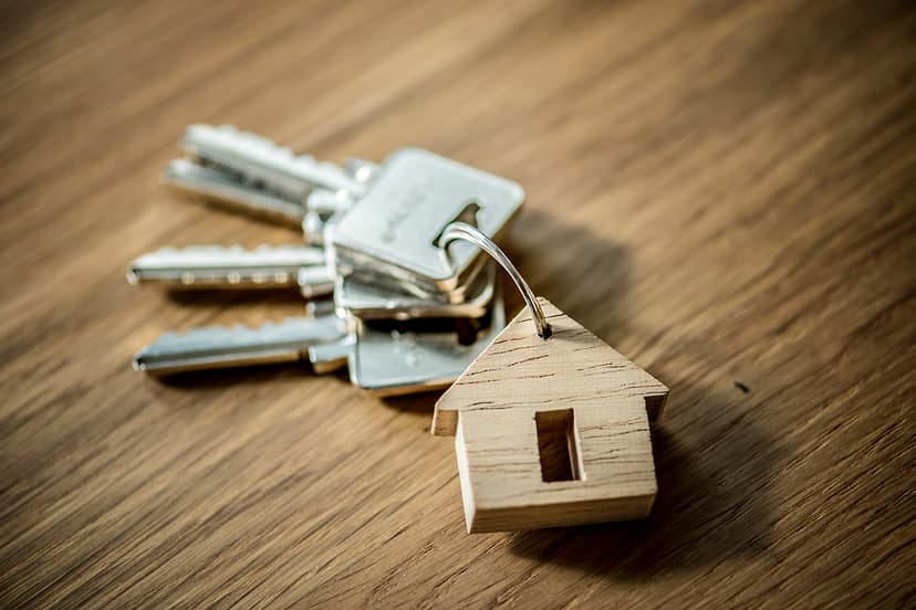 Chei și casă în miniatură pentru serviciile imobiliare Expert ImoEval din Baia Mare